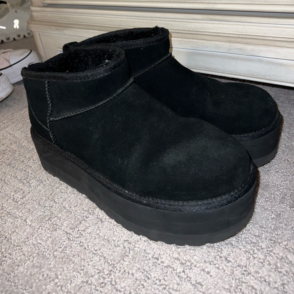 Platform Uggs in Black
